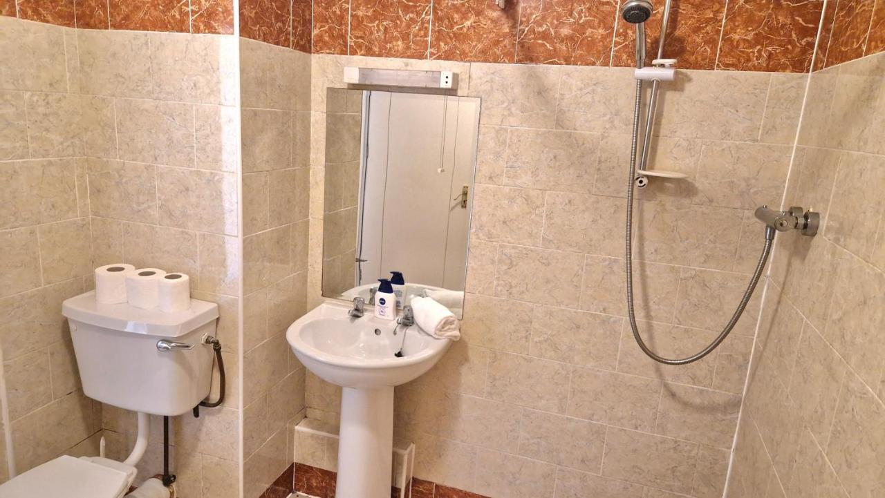 Glen Abhainn Standard Budget Accommodation Άθλον Εξωτερικό φωτογραφία